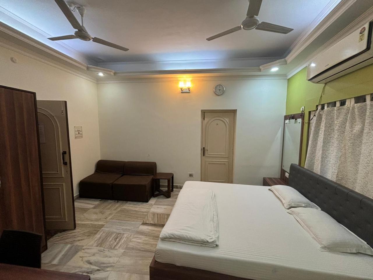 Om Sai Villa Guesthouse Calcutta Extérieur photo