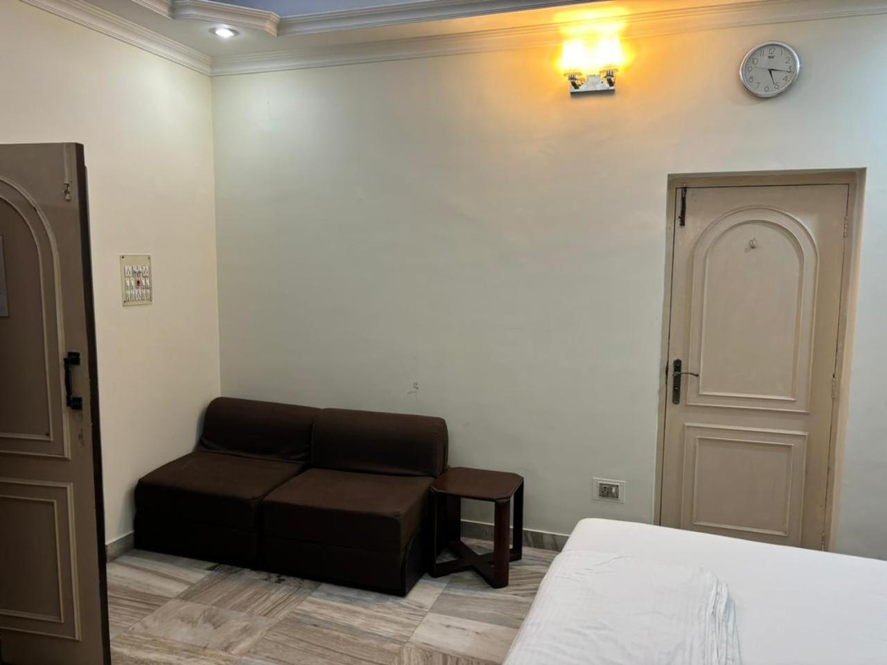 Om Sai Villa Guesthouse Calcutta Extérieur photo