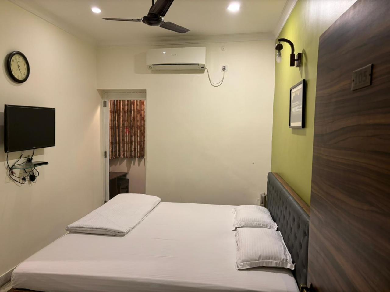 Om Sai Villa Guesthouse Calcutta Extérieur photo