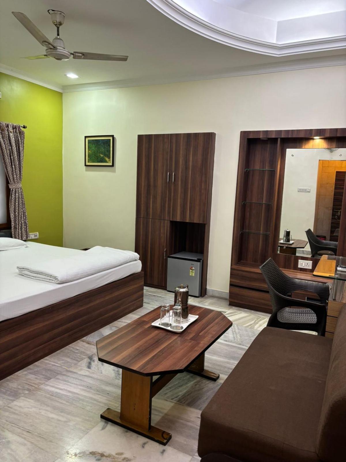 Om Sai Villa Guesthouse Calcutta Extérieur photo